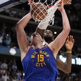 Nikola Jokic (15) au dunk devant LeBron James l'imag du match en quelque sorte. KEYSTONE/AP/Jack Dempsey